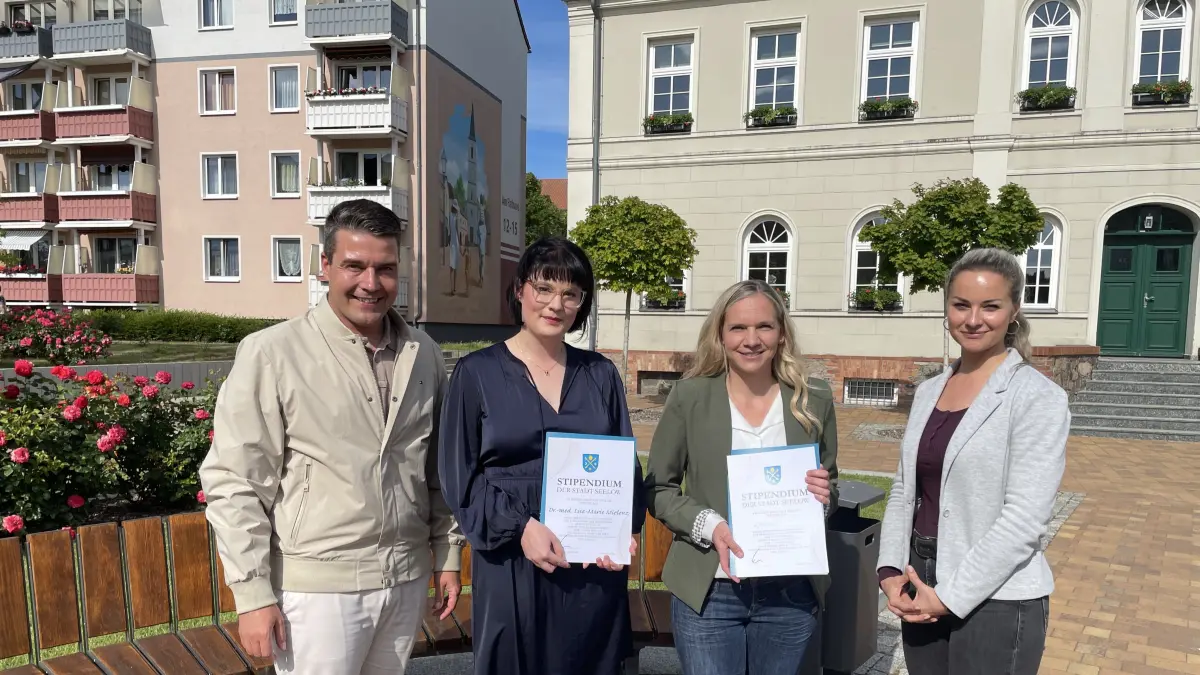 Feierliche Übergabe der Urkunden. Bürgermeister Robert Nitz (Parilos) und Hauptamtsleiterin Anja Hoffmann (r.) gratulierten Dr. Lisa-Marie Mielenz (2.v.l.) und Melanie Bellach zu ihrer Entscheidung, sich in Seelow niederzulassen,.