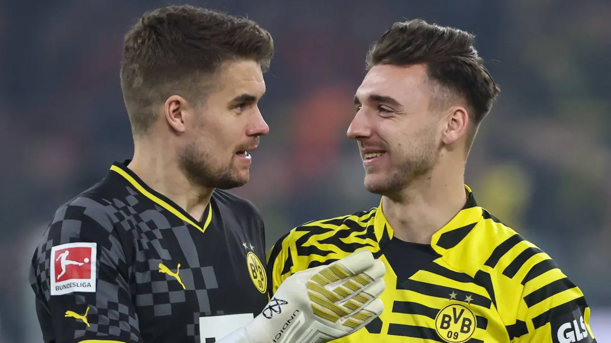 Alexander Meyer (links) und Marcel Lotka gehörten von 2022 bis 2025 gemeinsam zum Torhüter-Team bei Borussia Dortmund. Der Ex-Cottbuser Meyer erklärt, welche Stärken der neue Keeper von Energie Cottbus hat.