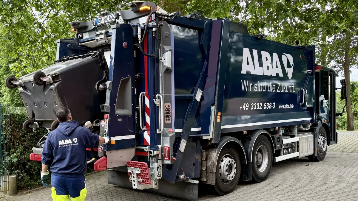 Die Kraftfahrer der Müllabfuhr von Alba Uckermark haben ihren Streik beendet und sind wieder mit ihren Entsorgungsfahrzeugen im Einsatz.
