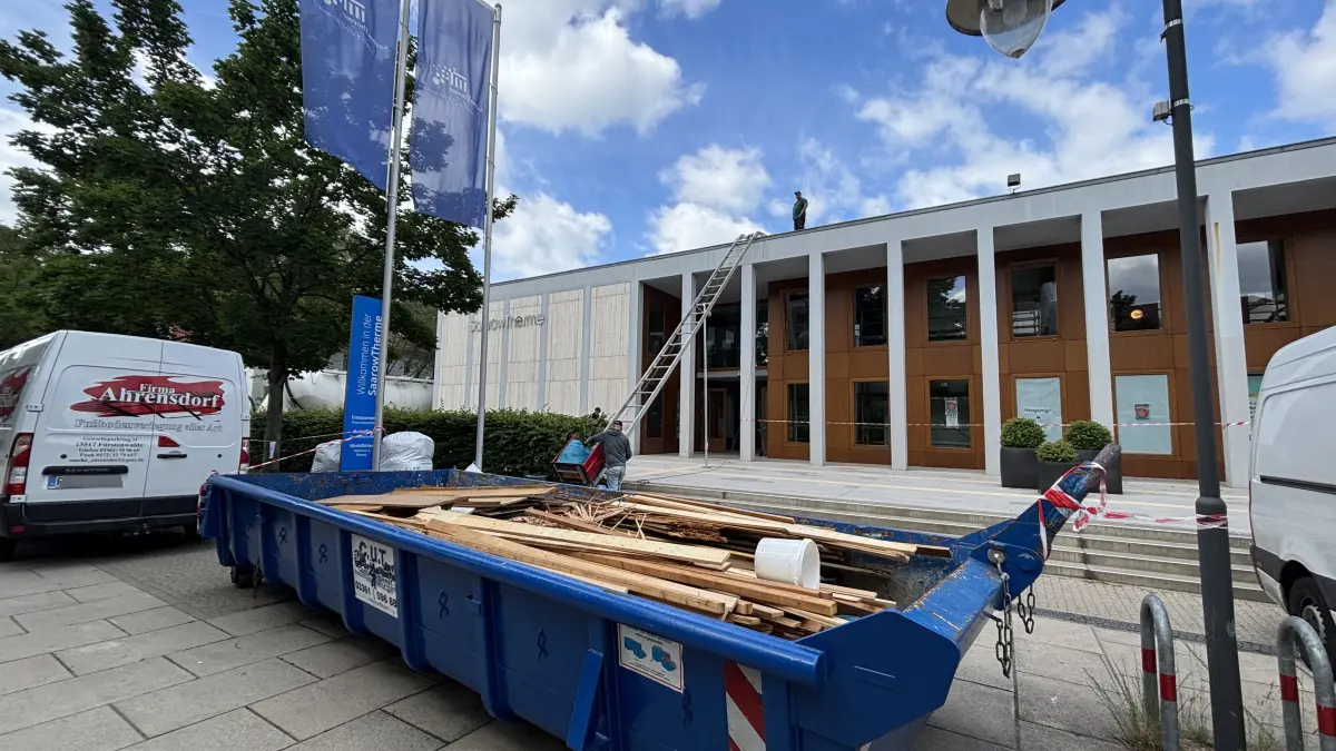 Container und Baufahrzeuge vor der Tür: In der Therme in Bad Saarow ist Baden aktuell nicht möglich. Das beliebte Bad am Scharmützelsee wird umgebaut. Wie lange das dauert und ob danach die Eintrittspreise steigen.
