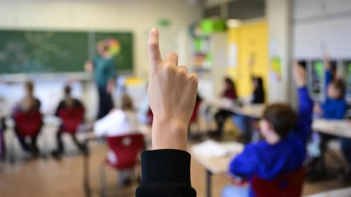 Neue digitale Helfer für Lehrer - Bürokratie wird entrümpelt: ARCHIV - 15.11.2023, Baden-Württemberg, Stuttgart: Ein Schüler meldet sich in einer vierten Klasse in einer Grundschule. Künstliche Intelligenz (KI) soll Lehrkräfte gezielt im nordrhein-westfälischen Schulalltag unterstützen.
(zu dpa: «Neue digitale Helfer für Lehrer - Bürokratie wird entrümpelt») Foto: Bernd Weißbrod/dpa +++ dpa-Bildfunk +++