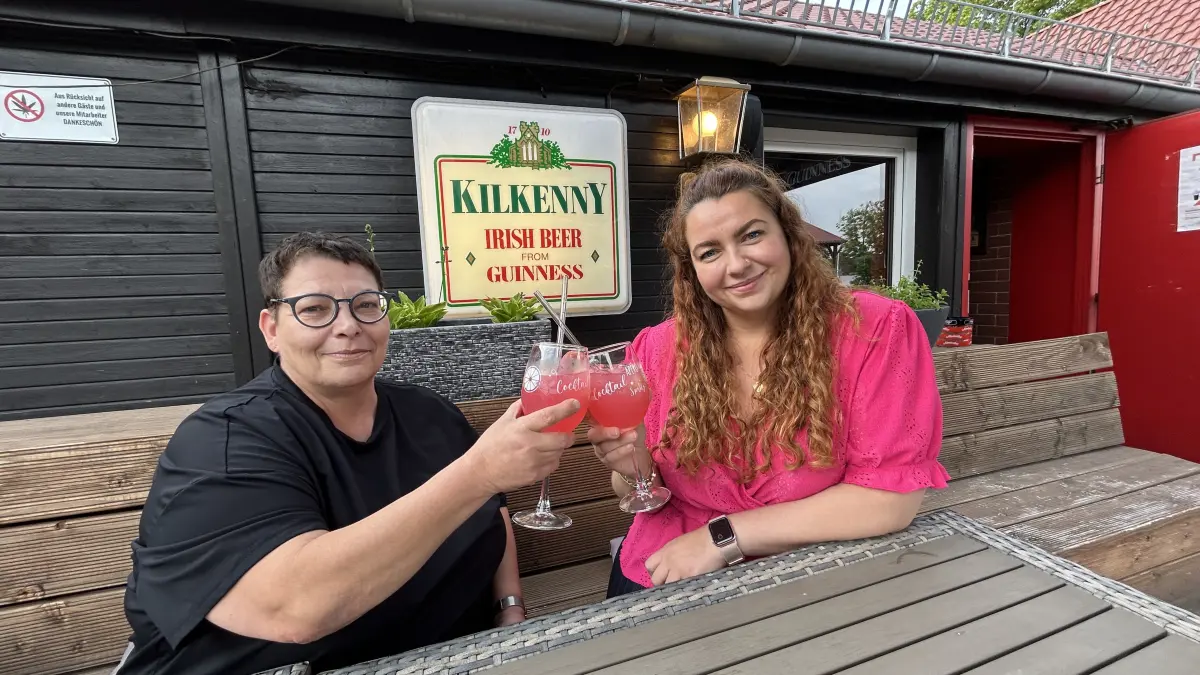 Anja Diestelberger (l.) betreibt in Neuruppin die Kneipe Unicum und den Irish Pub. Unterstützung erhält sie regelmäßig von ihrer Tochter Elise. Jetzt haben Mutter und Tochter eine besondere Idee für weibliche Gäste.