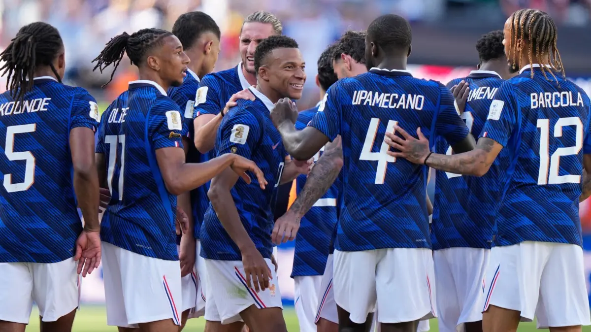 WM 2026 - Frankreich - Senegal: 16.06.2026, USA, East Rutherford: Fußball, Männer: WM, Frankreich - Senegal, Vorrunde, Gruppe I, 1. Spieltag, New-York-New-Jersey-Stadion. Frankreichs Kylian Mbappé (M) wird nach seinem Tor zum 3:1 von den Mannschaftskollegen umjubelt. Foto: Frank Franklin II/AP/dpa +++ dpa-Bildfunk +++