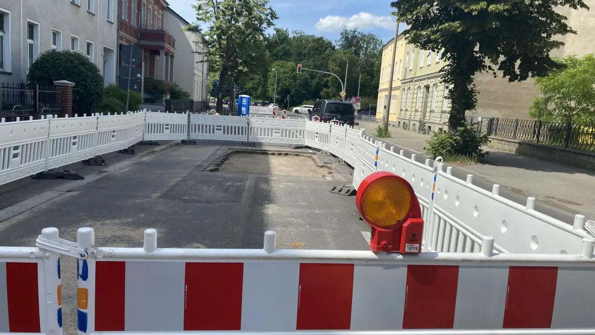Verwaiste Baustelle in Fürstenwalde: In der Külzstraße muss noch Asphalt auf das geflickte Loch.