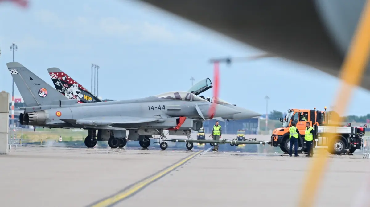 Ein Kampfflugzeug vom Typ Eurofighter Typhoon vor einer Flugvorführung der ILA 2026. Ein Pilot der spanischen Luftwaffe bekam nun Ärger wegen zu lauter Manöver.