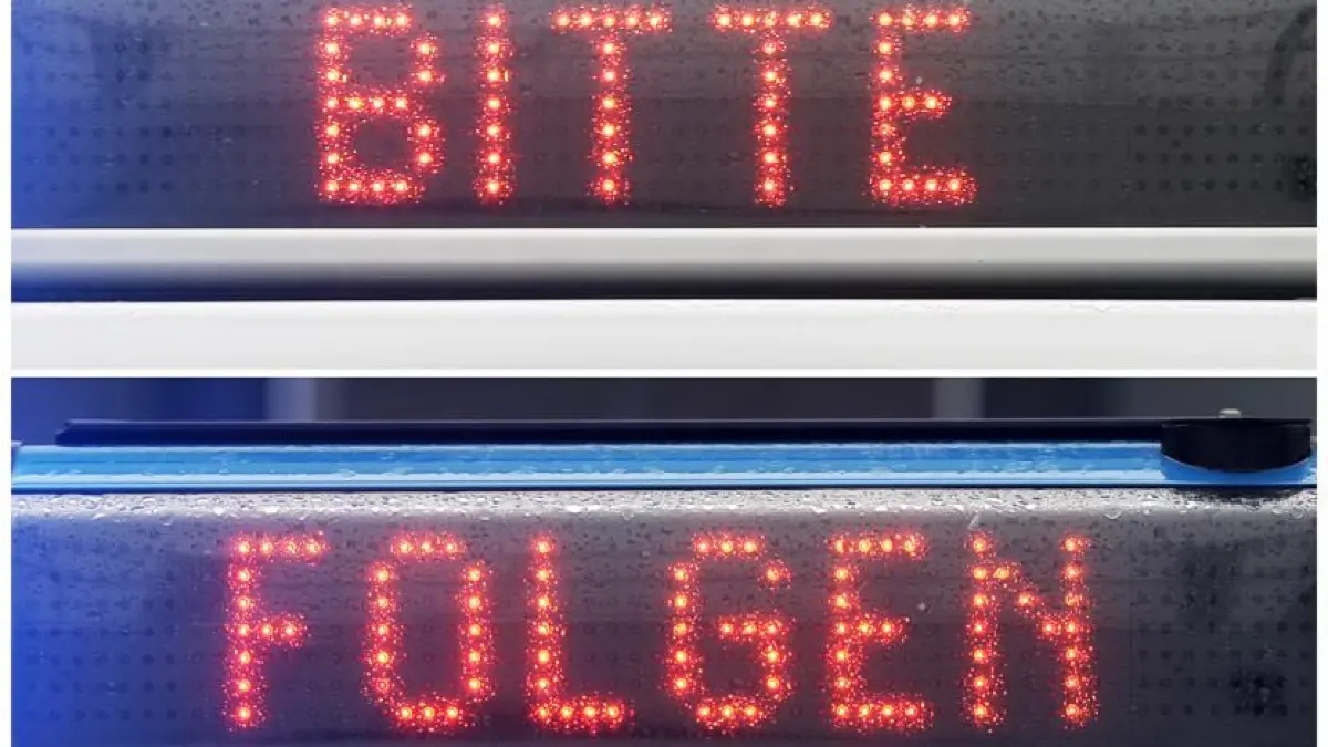 Polizei bitte Folgen Schild Blaulicht Symbolfoto Schwabo LZ OV