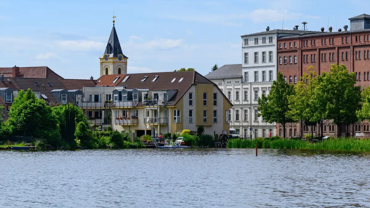 Polizei findet totes Baby: 16.06.2026, Brandenburg, Müllrose: Blick über den Großen Müllroser See auf das Zentrum der Kleinstadt. Am 15.06.2026 ist nach Zeugenhinweisen in einem Wohnhaus ein totes Baby in der Innenstadt entdeckt worden. Foto: Patrick Pleul/dpa +++ dpa-Bildfunk +++