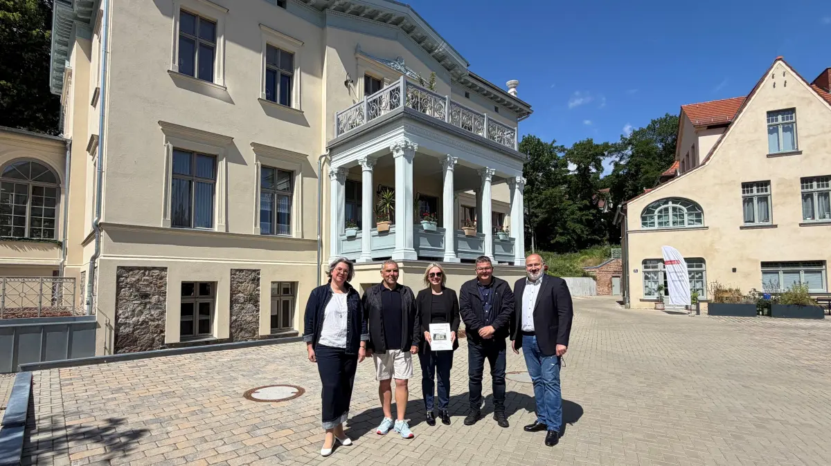 Vor der Kulisse des sanierten Ensembles in der kurstädtischen Weinbergstraße: Bad Freienwaldes Bürgermeisterin Ulrike Heidemann, Marco Prallmann, Mandy Diekhoff, Dirk Möller und Altlandsbergs Stadtvater Michael Töpfer.
