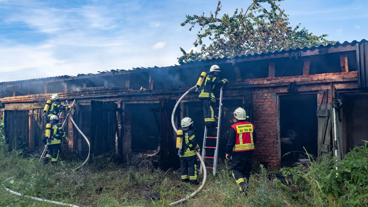 Brand Vierraden: Vierraden, 16.06.2026: Die Feuerwehr bekämpft Glutnester im Zwischenboden der Garagen am Vierradener Turm.