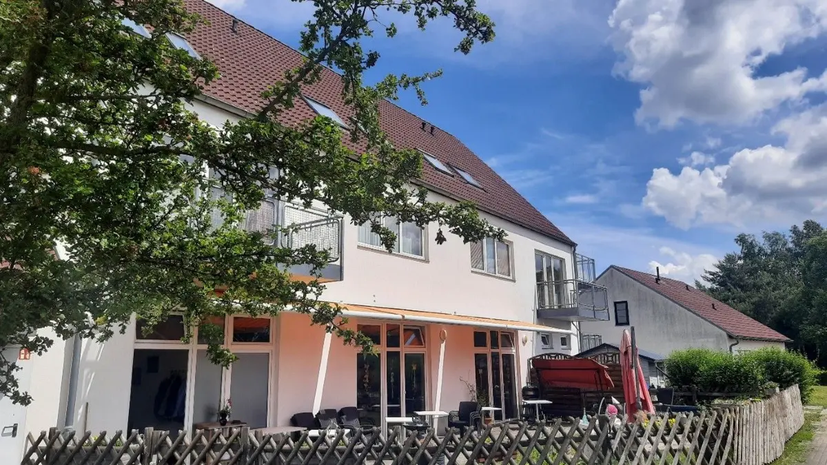 Bei schönem Wetter können sich die Tagesgäste zum Beispiel in diesen Garten setzen oder sich sogar selbst dort aktiv betätigen, wenn sie das möchten. Natürlich sind auch gemeinsame Spaziergänge und Ausflüge in die nähere und weitere Umgebung möglich.