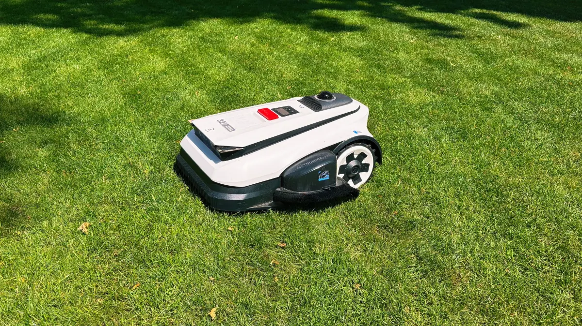 GOAT A1600 LiDAR PRO mit seitlichem Trimm-Modul. Gut zu sehen sind die Mähbahnen in unterschiedlicher Richtung.