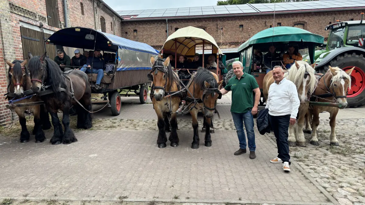 Ausflug mit Kremsern: Ronald Buchholz (r.), Hauptgesellschafter der Bäuerlichen Produktions GmbH Beiersdorf-Freudenberg, und Stefan Hollstein, Leiter Pflanzenproduktion des Betriebs, haben die ihre Verpächter zur Ausfahrt und zum Abendessen eingeladen. Das ist der Grund.