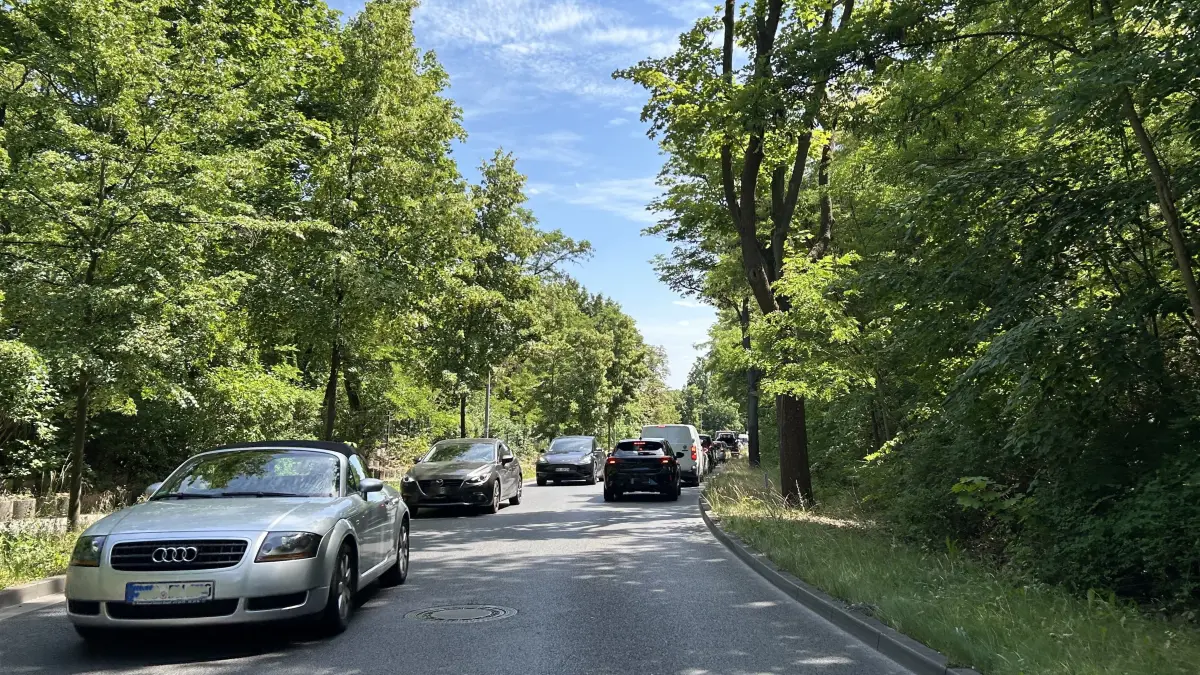 Auf der Bergstraße, die Königs Wusterhausen mit dem A10 Center verbindet, fließt der Verkehr aktuell immer wieder zäh und staut sich. Grund dafür sind die Bauarbeiten an der B179.