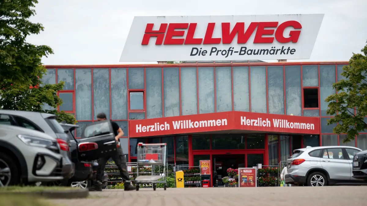 Hellweg meldet Insolvenz in Eigenverwaltung an: 17.06.2026, NRW, Essen: Der Eingang einer Filiale in Essen ist zu sehen. Die Dortmunder Baumarktkette Hellweg, die Profi-Bau- & Gartenmärkte GmbH & Co. KG, hat Insolvenz in Eigenverwaltung angemeldet. Nach eigenen Angaben hat das Amtsgericht Essen dem Antrag stattgegeben. Laut Mitteilung bleiben alle Standorte und der Online-Shop geöffnet. Foto: Fabian Strauch/dpa +++ dpa-Bildfunk +++