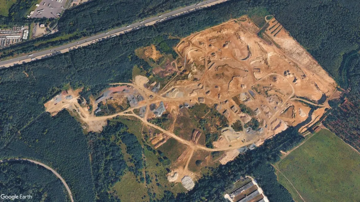 Satellitenaufnahme des Sand- und Kieswerks in der Nähe der Autobahnabfahrt Niederlehme an der A10 bei Königs Wusterhausen.