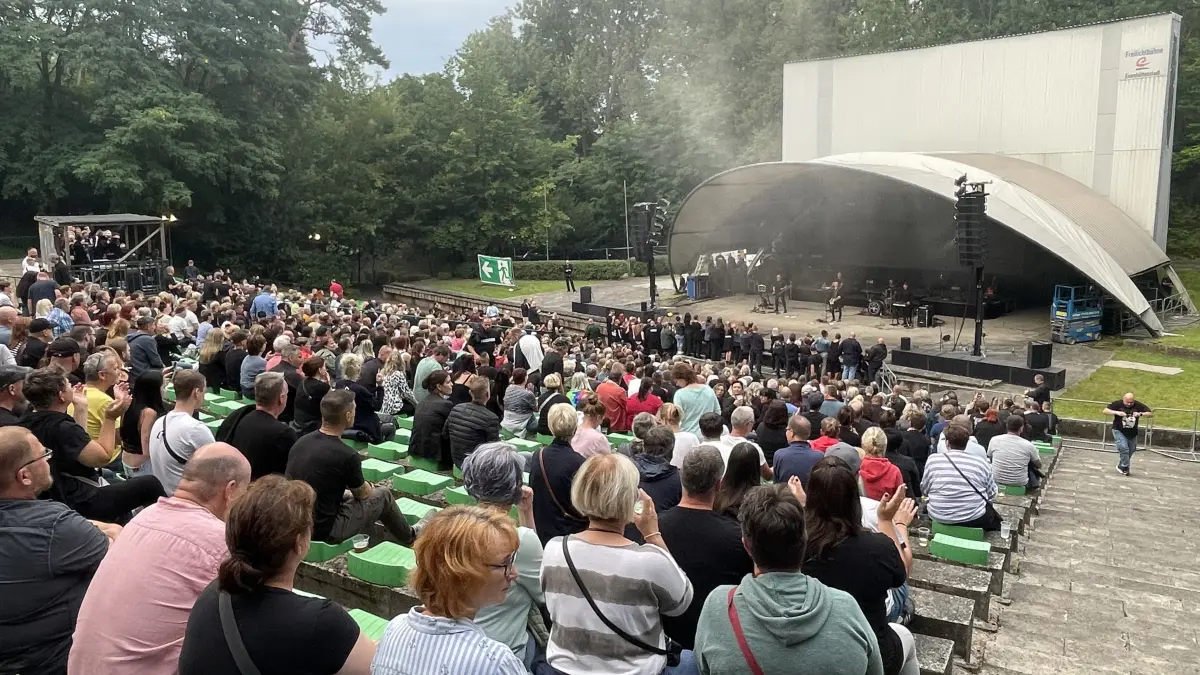 Auf der Freilichtbühne in Eisenhüttenstadt beginnt die Saison mit einem Comedian, der die Massen anzieht. Aber von den acht geplanten Veranstaltungen in der Saison 2026 wurden drei wieder abgesagt.