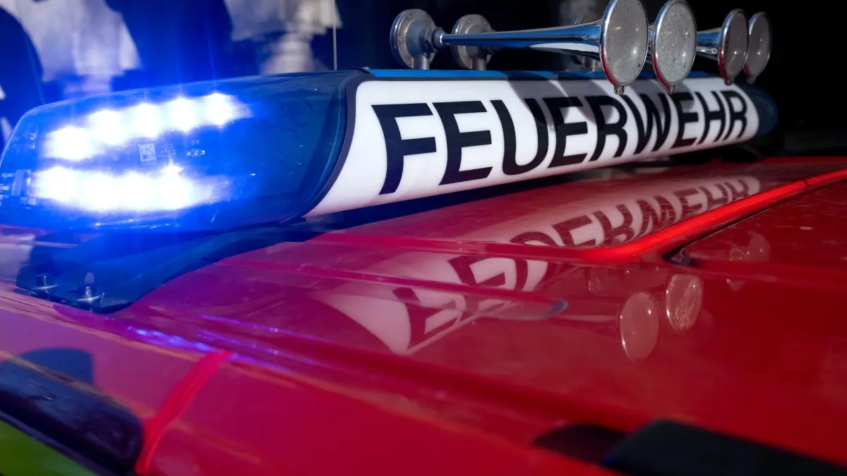 Feuerwehr: ARCHIV - 05.02.2024, Bayern, München: Ein Einsatzfahrzeug der Feuerwehr mit eingeschaltetem Blaulicht. (Symbolbild) (zu dpa: «Passanten retten Mann mit Leiter aus brennender Wohnung») Foto: Sven Hoppe/dpa +++ dpa-Bildfunk +++