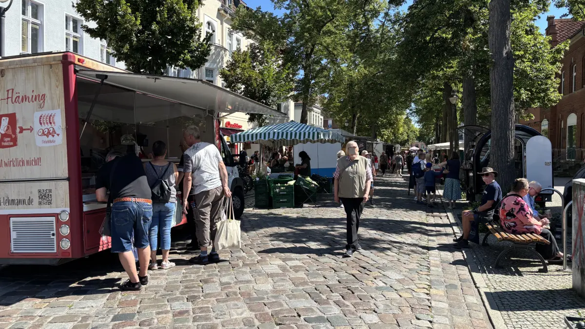 An den Marktständen in Königs Wusterhausen äußern sich Wartende gern zur Entwicklung der Bahnhofstraße.