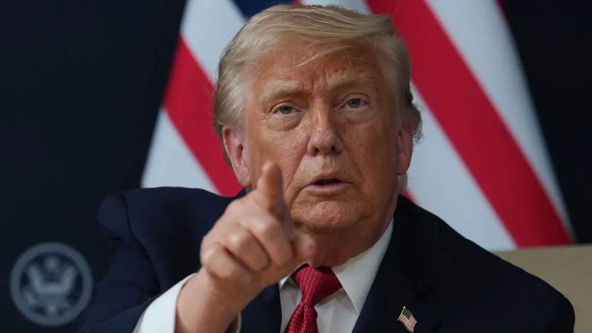 G7-Gipfel - Bilaterales Treffen Trump und Modi: 17.06.2026, Frankreich, Evian-les-Bains: US-Präsident Donald Trump gestikuliert bei einem Treffen mit dem indischen Premierminister Modi am Rande des G7-Gipfels am Mittwoch. Foto: Julia Demaree Nikhinson/AP/dpa +++ dpa-Bildfunk +++