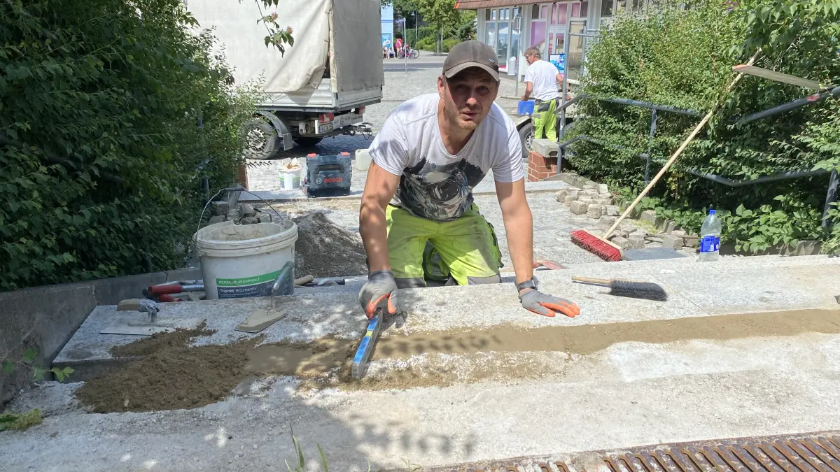 Alles sauber verfugen: Oleksij Bodmar von Tiefbau Werner hat am Mittwoch in Fürstenwalde an der Fußgänger-Treppe gearbeitet.