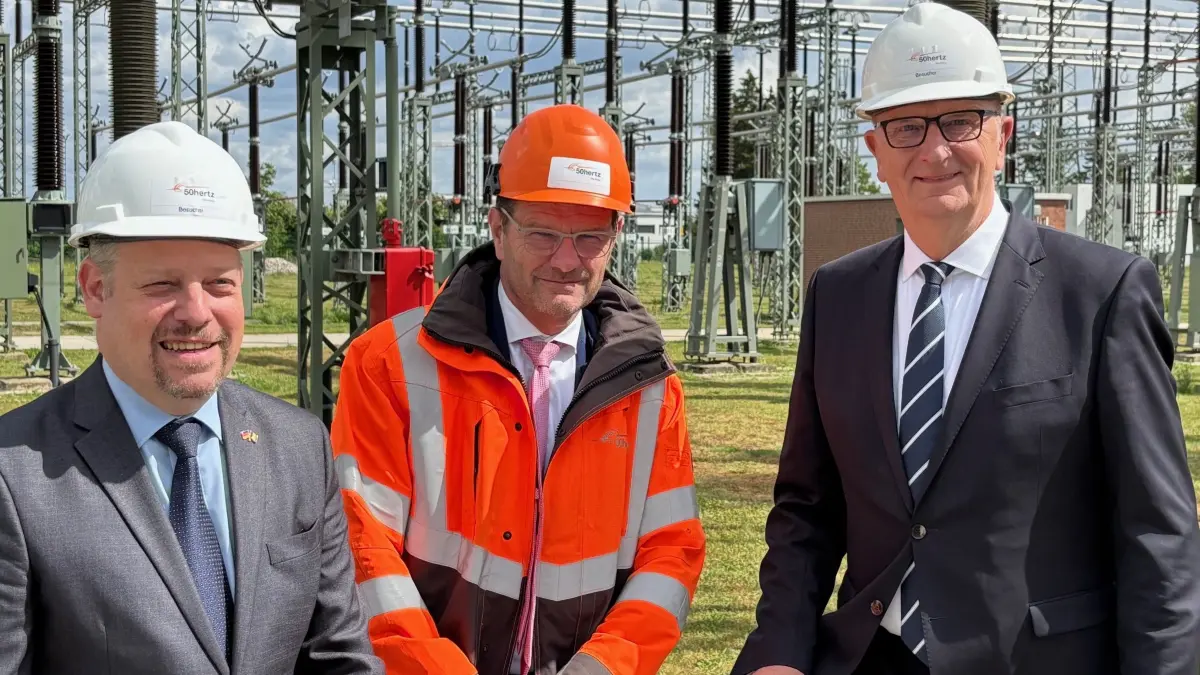 Brandenburger Ministerpräsident Dietmar Woidke (re.) und belgischer Botschafter Piet Heirbaut (li.) zu Gast bei 50 Hertz Transmission GmbH im Umspannwerk in Neuenhagen, Mitte: 50 Hertz-GF Stefan Kapferer