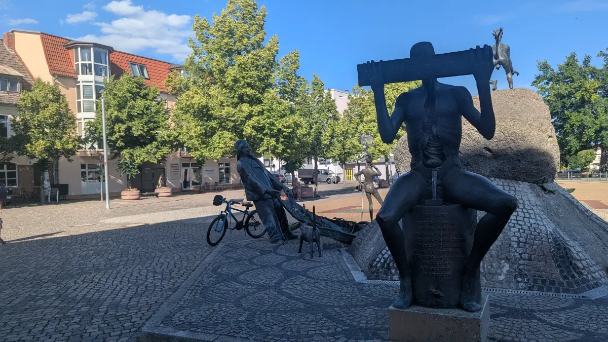 Spuckt seit Jahren kein Wasser mehr aus: der von Horst Engelhardt gestaltete Brunnen in Wriezen ist seit längerer Zeit defekt.