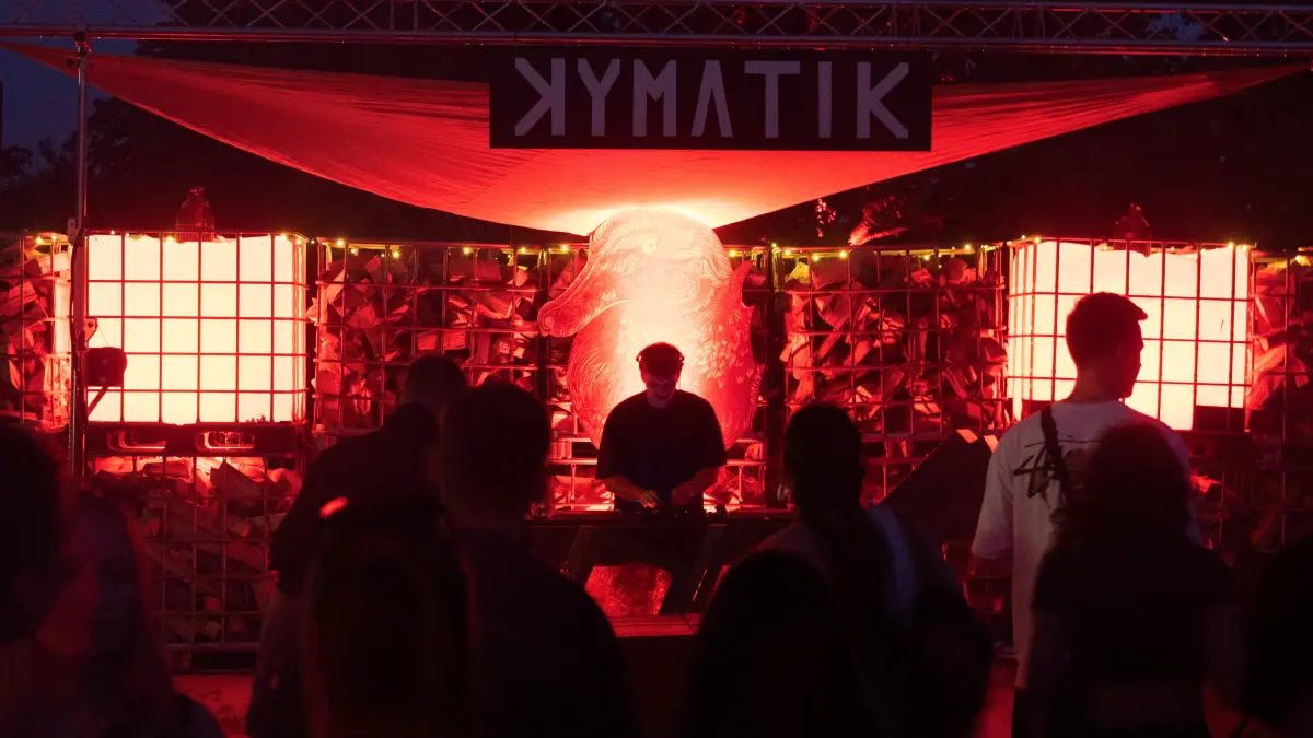 Bereits seit 2021 erfolgreich „am Start“ ist das Kymatik-Open-Air in Pfaffendorf (Rietz-Neuendorf). Am Pult steht Saltmaen, der auch 2026 wieder auflegt.