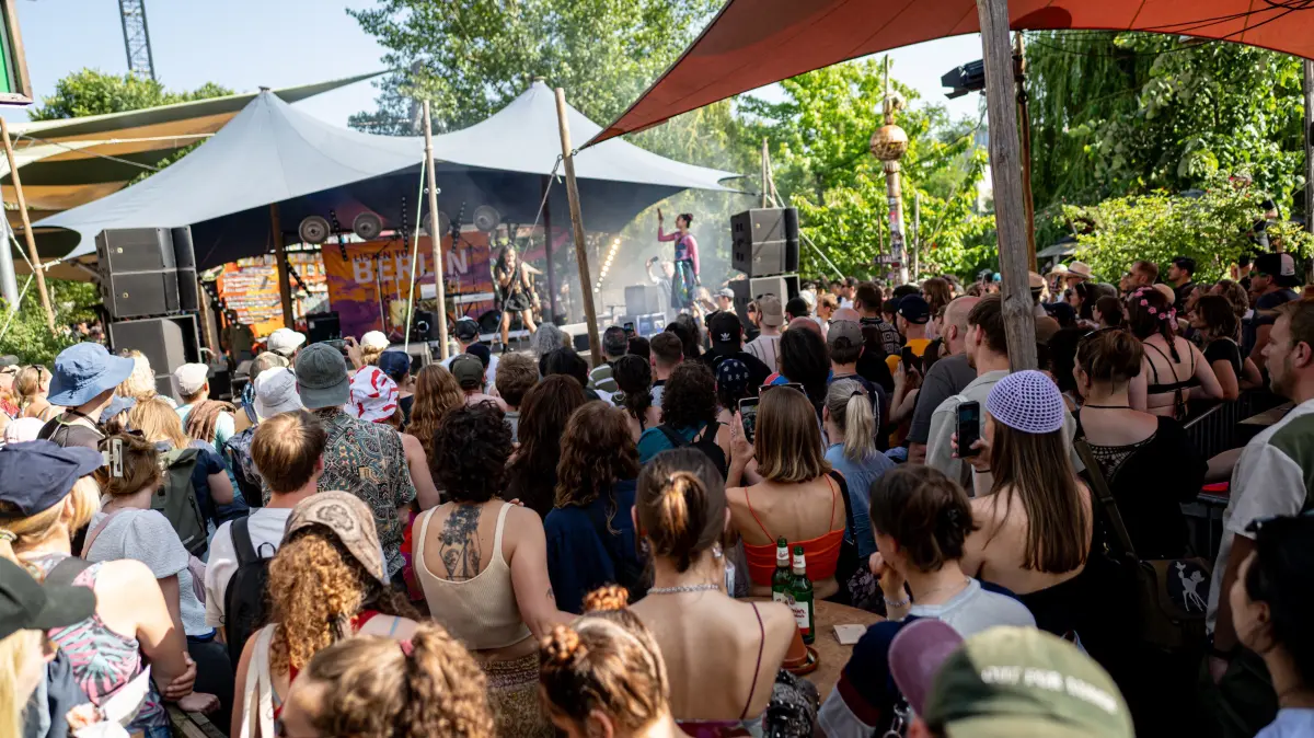 Menschen hören bei der Fête de la Musique am Holzmarkt der Künstlerin Gotopo zu. Seit der ersten Fête de la Musique 1982 in Frankreich hat sie sich international etabliert. +++ dpa-Bildfunk +++