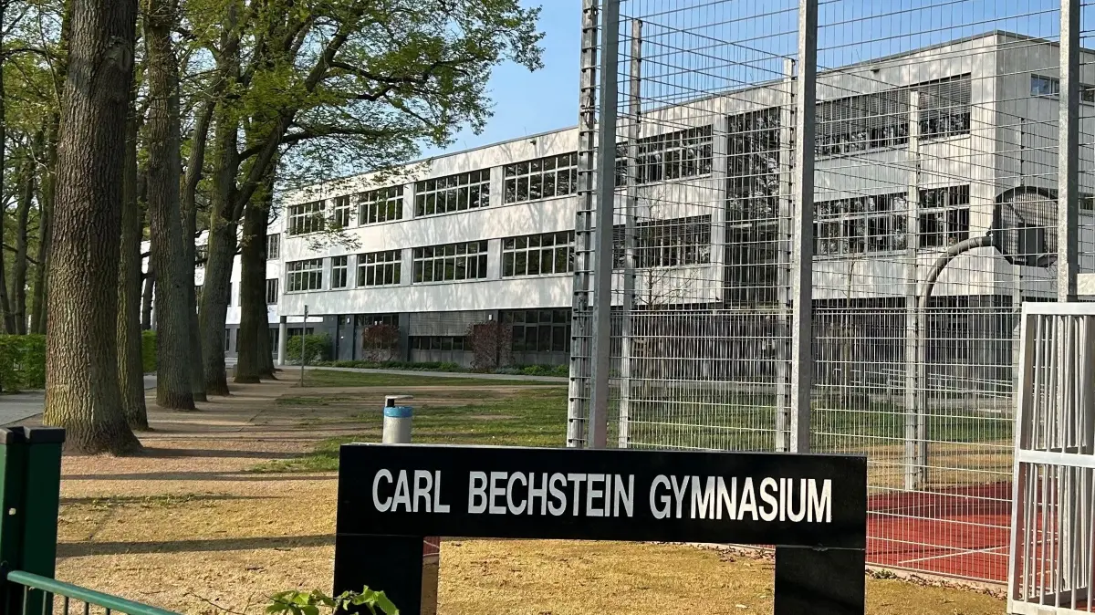 Zählt zu den größten Schulen in Brandenburg: das Carl-Bechstein-Gymnasium in Erkner im Landkreis Oder-Spree. Der Versetzung des Schulleiters wirft weiterhin Fragen auf.
