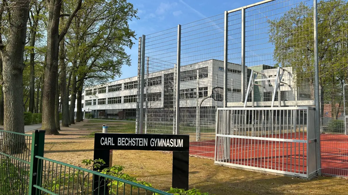 Zählt zu den größten Schulen in Brandenburg: das Carl-Bechstein-Gymnasium in Erkner im Landkreis Oder-Spree. Der Versetzung des Schulleiters wirft weiterhin Fragen auf.