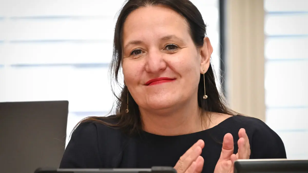 Landtag Brandenburg: 17.06.2026, Brandenburg, Potsdam: Manja Schüle (SPD), Brandenburgs Ministerin für Wissenschaft, Forschung und Kultur, applaudiert während der Plenarsitzung des Brandenburger Landtags in der Aussprache zum Thema „Sicherheit in Brandenburg“. (zu dpa: «Brandenburg beschließt Turbo für neue Hochschulprofessoren») Foto: Soeren Stache/dpa +++ dpa-Bildfunk +++