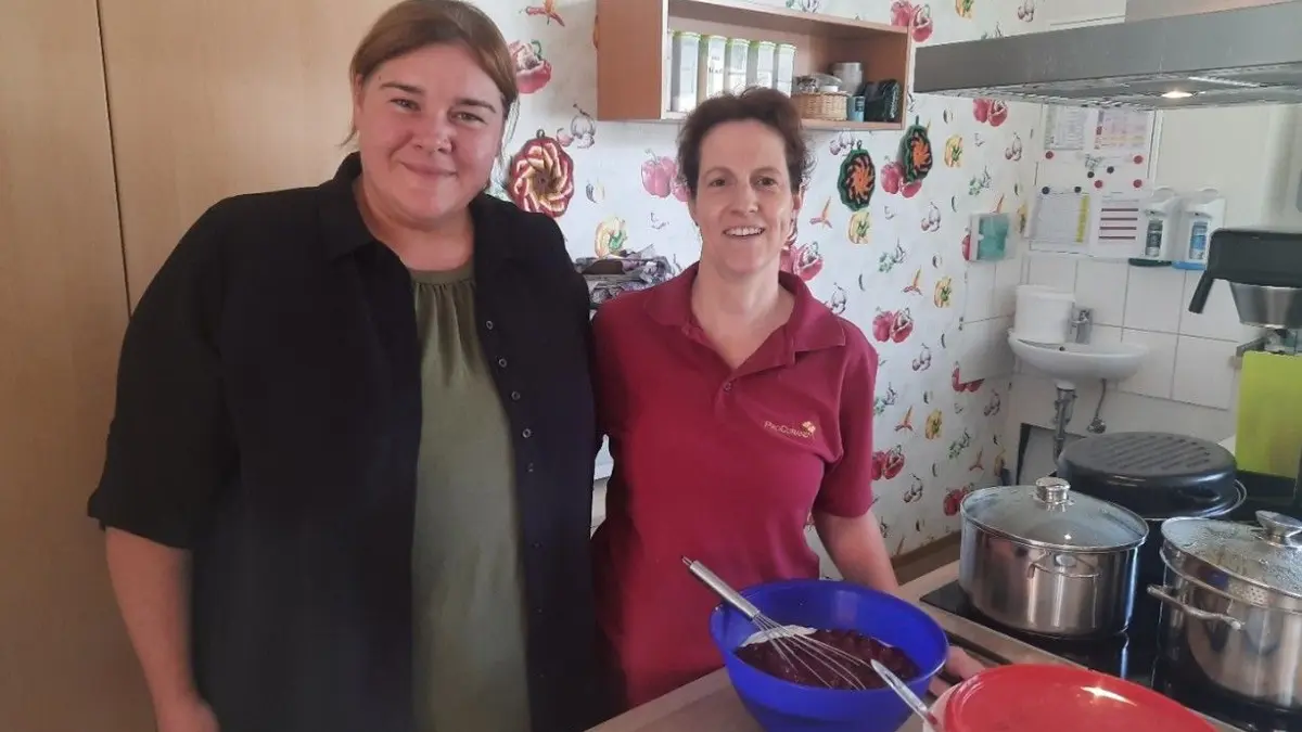 Pflegedienstleiterin Jennifer Reuter (links) und Hauswirtschaftlerin Anke Präger achten stets auf die individuellen Bedürfnisse ihrer Tagesgäste.