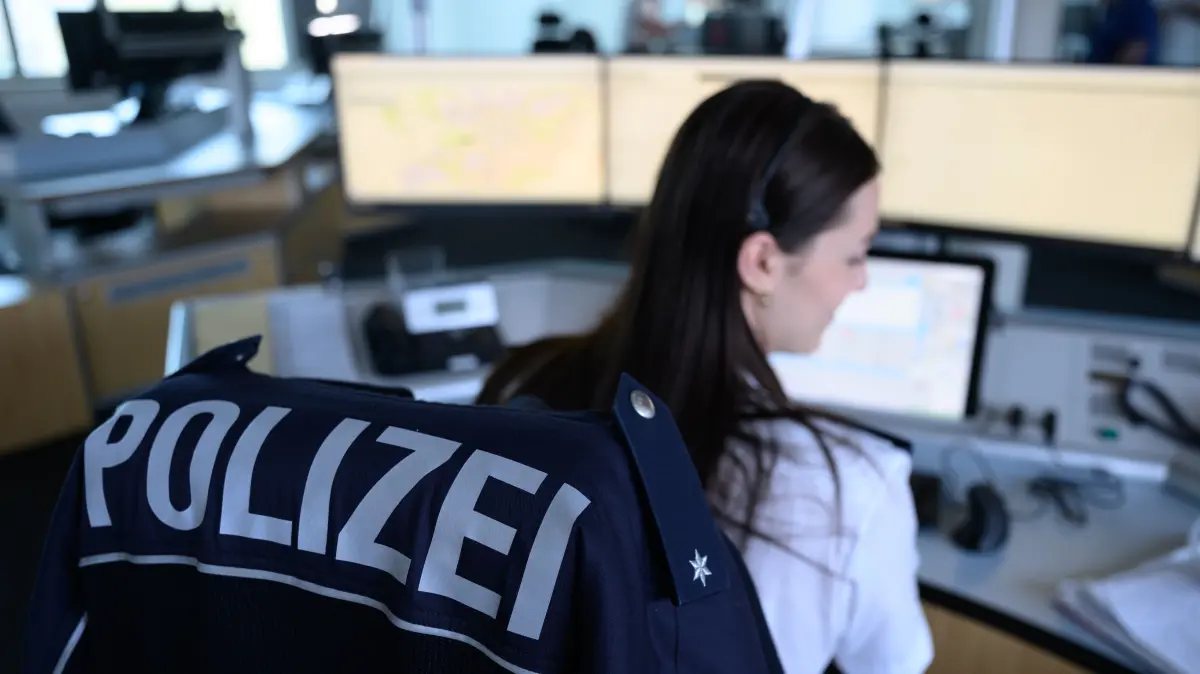 Einsätze werden in der Leitstelle der Polizeiinspektion Halle/Saale koordiniert. Mit der Einführung einer neuen Software soll die Arbeit der Landespolizei in Sachsen-Anhalt moderner werden. Einsätze können dadurch schneller, präziser und effizienter koordiniert sowie Einsatzkräfte noch gezielter unterstützt werden. Nach einer Testphase soll das System „eurofunk Operations Center Suite (eOCS)“ nun in allen Einsatzführungsstellen der Polizeiinspektionen des Landes eingesetzt werden. +++ dpa-Bildfunk +++