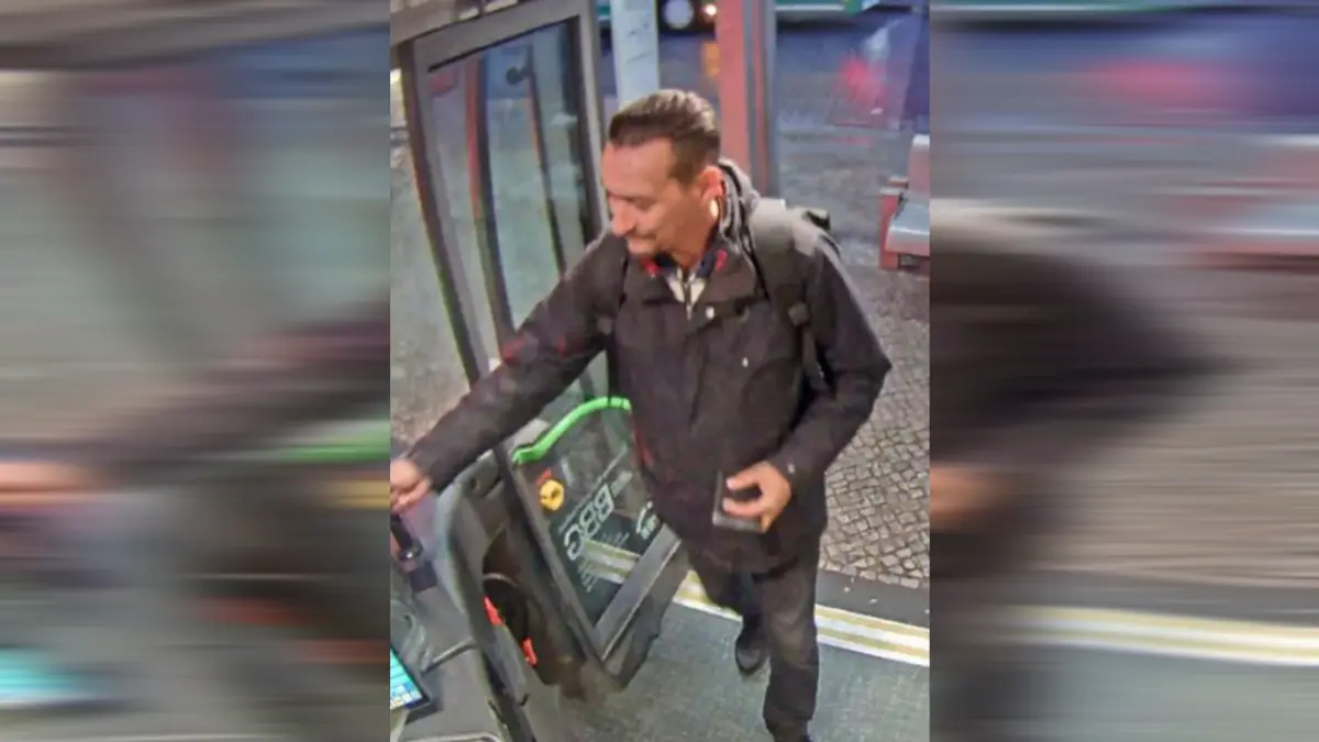 Dieser Mann steht im Verdacht, den Laptop aus dem Bus mitgenommen zu haben.