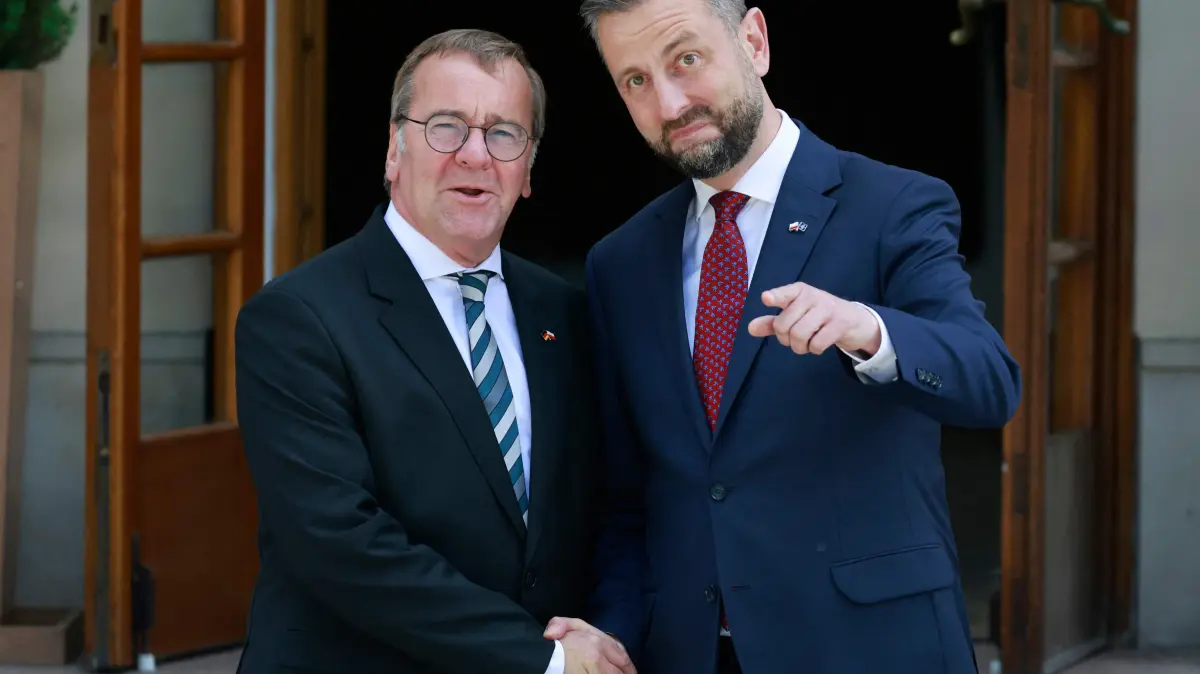 POLAND-GERMANY-POLITICS-DEFENCE: German Defence Minister Boris Pistorius (L) and Poland's Deputy Prime Minister and Minister of National Defence Wladyslaw Kosiniak-Kamysz shake hands during an official welcome ceremony on June 17, 2026 in Warsaw, Poland. The two ministers are to sign a bilateral agreement on Polish-German defence cooperation. (Photo by Wojtek RADWANSKI / AFP)
