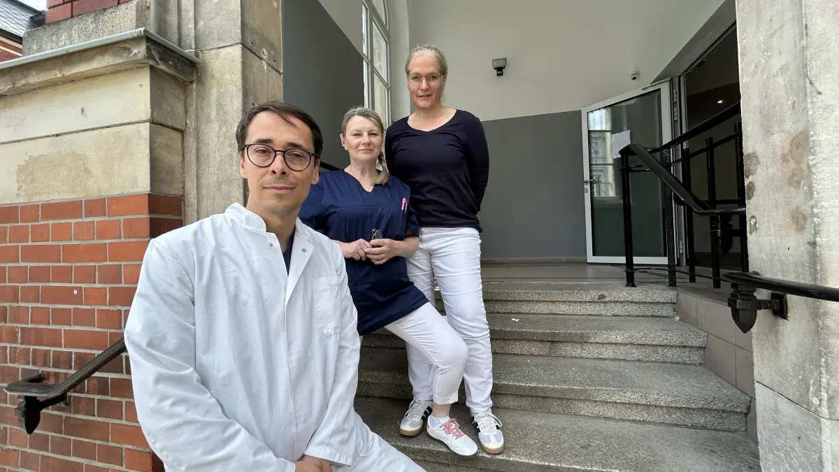 Benjamin Frech hat in der alten Post in Neuruppin eine Klinik für Mund-Kiefer-Gesichtschirurgie eröffnet. Von der Weisheitszahnbehandlung bis zum Einsatz von Implantaten ist vieles möglich.