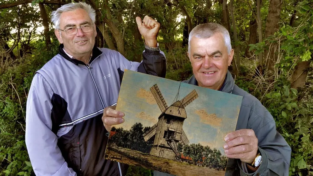 Am einstigen Müllerhaus: Nur wenige Fundamentreste künden davon, dass in Alt Tucheband einmal das Müllerhaus stand. Hans Andreas (rechts) und Joachim Zinke zeigten 2011 eine Ansicht von der Bockwindmühle im Jahre 1939.