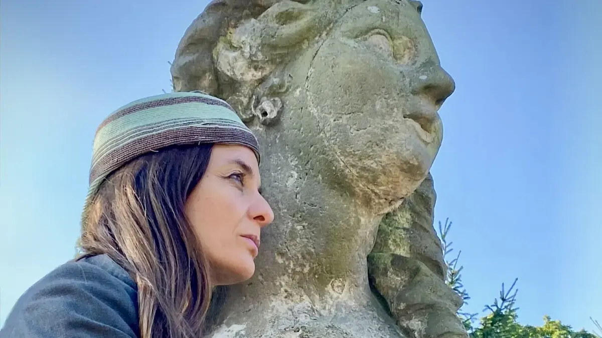 AnniKa von Trier mit einer Sphinx auf der Schlosstreppe in Rheinsberg.