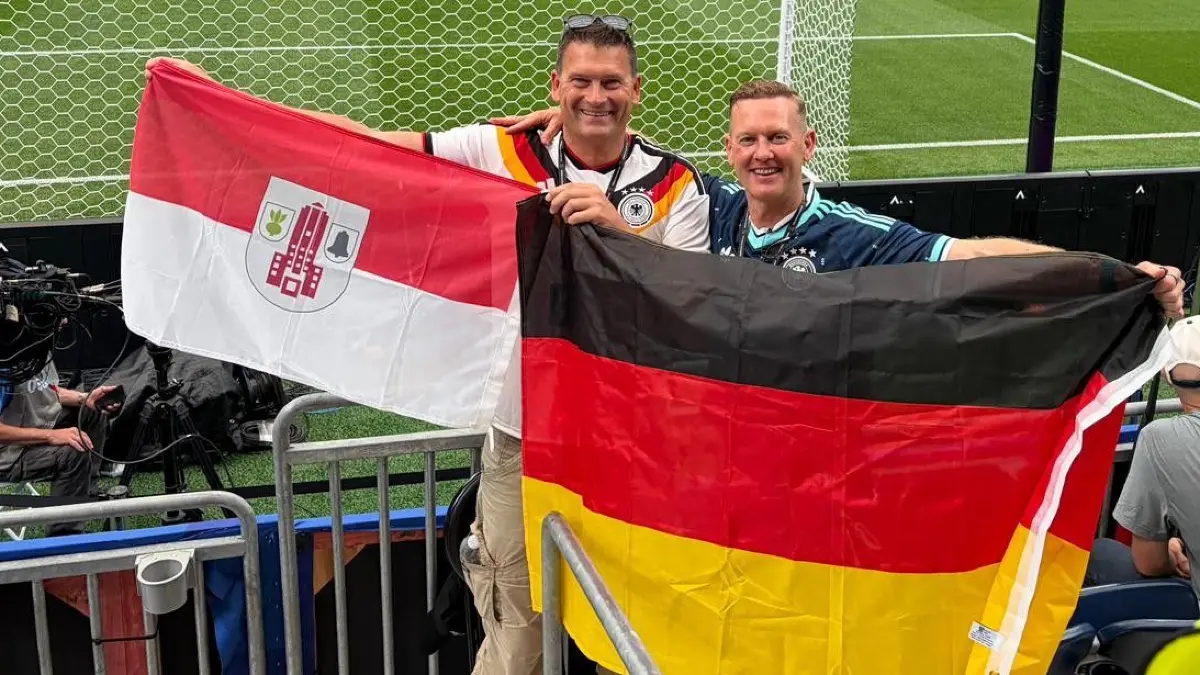 Marcus Will (li. mit Fahne von Neuenhagen bei Berlin) und ein Begleiter im WM-Stadion in Houston
