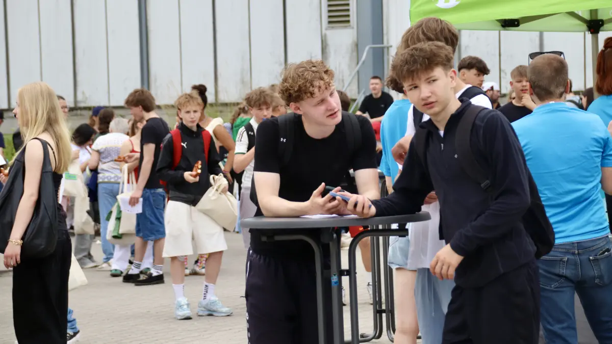 Smalltalk am Stehtisch: Teilnehmer am Newscamp 2026 in Frankfurt (Oder).