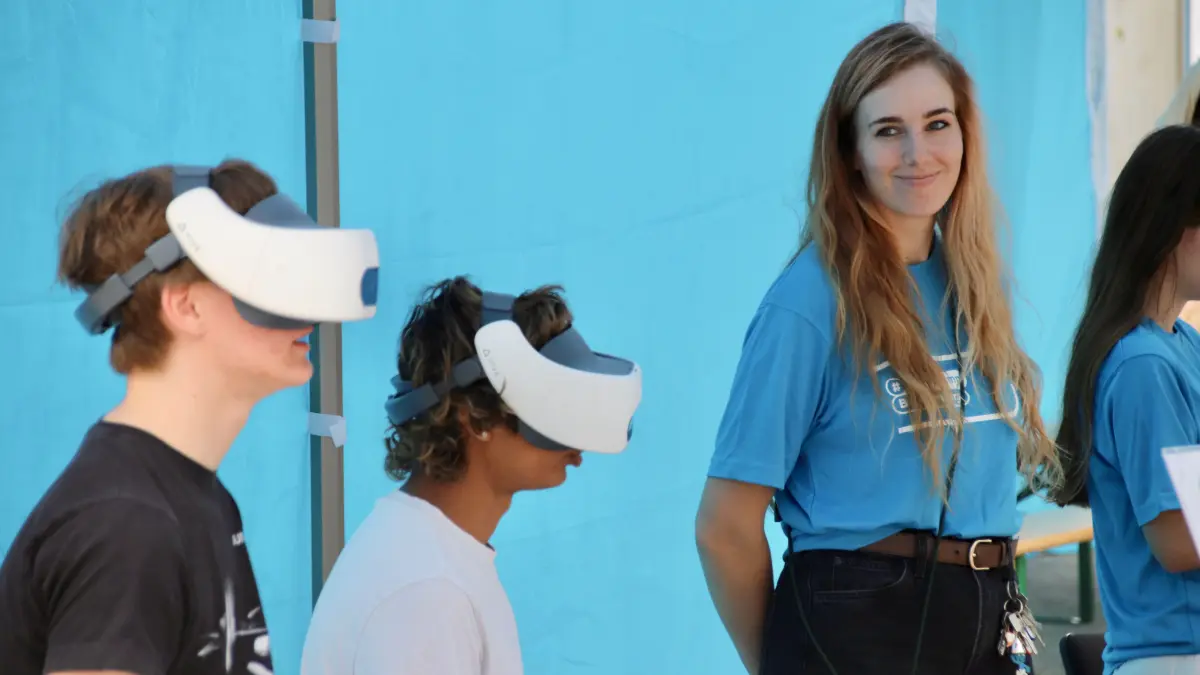 Das Newscamp in Frankfurt (Oder) durch Virtual-Reality-Brillen betrachtet.