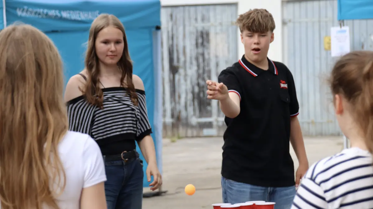 Präzision beim News Pong-Spiel: An dieser Station können die Schüler ihre Treffsicherheit testen.