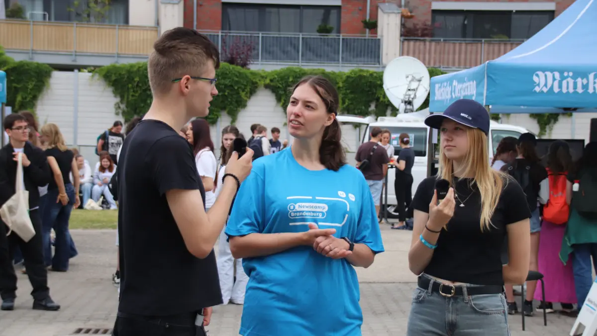 Reporterin Janine Reinschmidt im Gespräch mit Schülern beim Newscamp 2026 in Frankfurt (Oder).