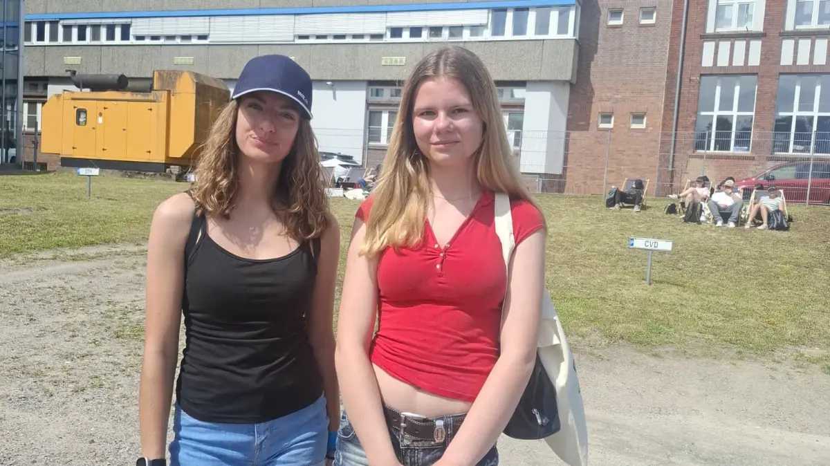 Mia Pohl (rechts), Bernadinum; Reporter: Tahlia Klima (links), Albert-Schweitzer-Gymnasium, Eisenhüttenstadt, 11. Klasse, Newscamp Frankfurt (Oder)