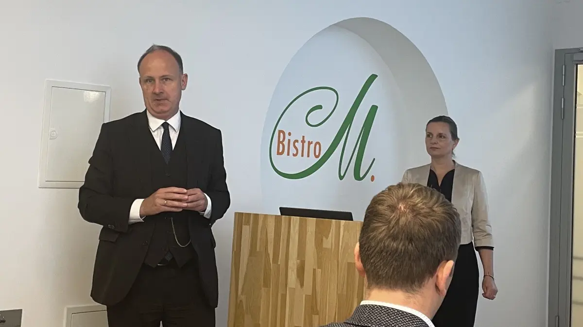 In großer Sorge um die Zukunft der Gesundheitsversorgung in MOL: Vize-Landrat Friedemann Hanke und Geschäftsführerin Katja Thielemann beim gesundheitspolitischen Forum am Krankenhaus Strausberg am 15. Juni. Über die beabsichtigte Schließung des Kreißsaales konnte erst nach der Betriebsversammlung informiert werden.