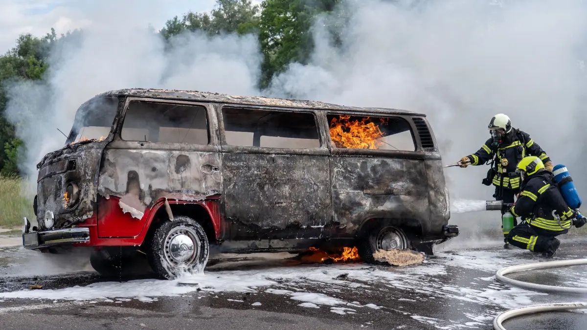 Fahrzeugbrand: Flemsdorf, 18.6.2026: Die Schwedter Feuerwehr sowie die Ortswehr Flemsdorf-Schönerberg löschten am Vormittag einen brennenden VW-Bus auf der L 284. Der Oldtimer brannte vollständig aus.