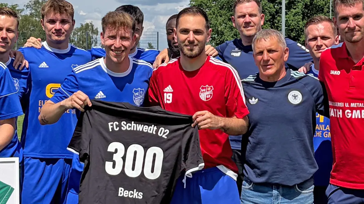 Philipp Ulrich wurde für sein 300. Spiel für den FC Schwedt ausgezeichnet.