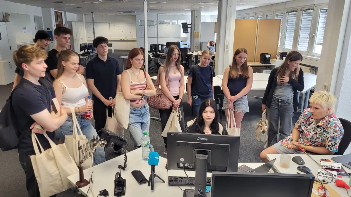 Das Social Media-Team erklärt den Teilnehmern des Newscamps in Frankfurt (Oder) seine Arbeit.