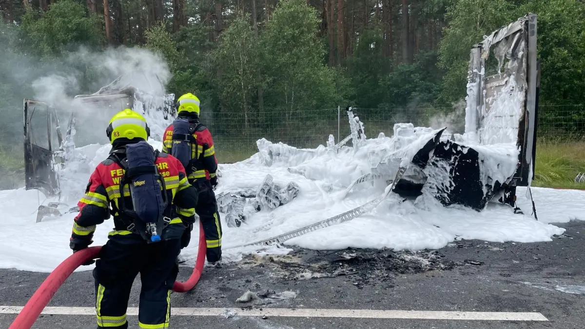 Nahe der Raststätte Walsleben an der A24 bei Neuruppin ist ein Laster in Brand geraten. Er sorgte zeitweise für eine Vollsperrung der Autobahn.