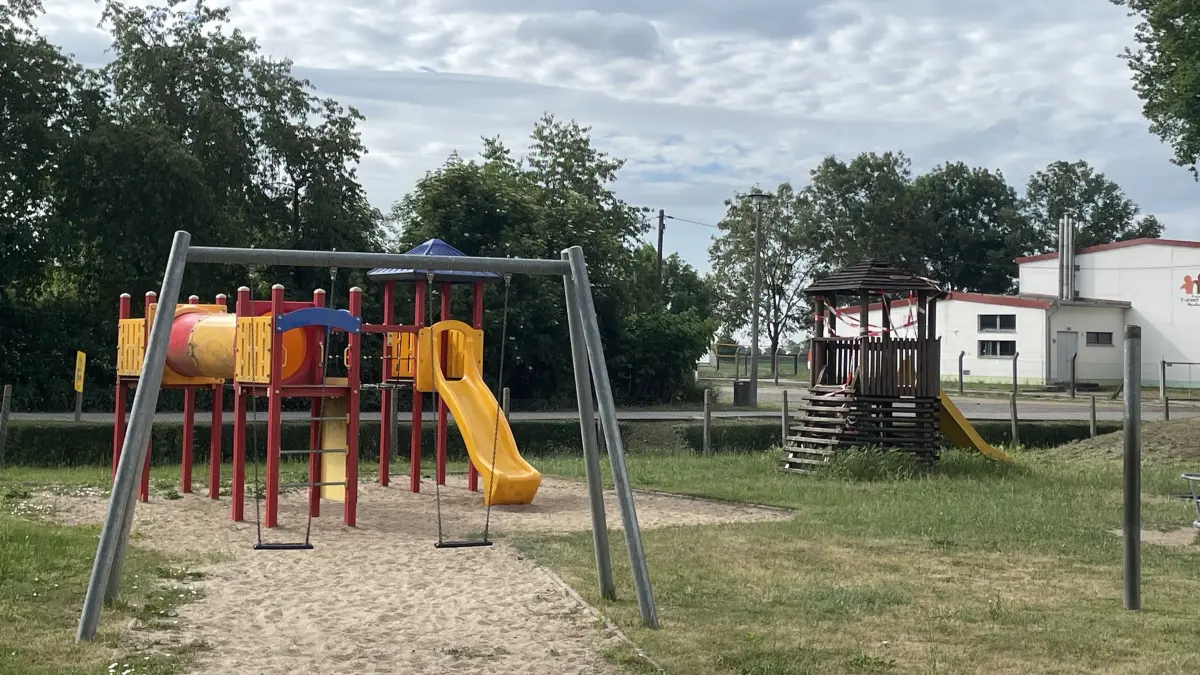 Bald verwaiste Spielplätze in den Dörfern? Während vielerorts Kapazitäten in den Kindereinrichtungen frei werden und neue Konzepte entwickelt werden, gibt es in Barnim-Oderbruch, hier in Neulewin, noch eine gute Auslasrung, informiert Amtsdirektor Frank Fiedler.